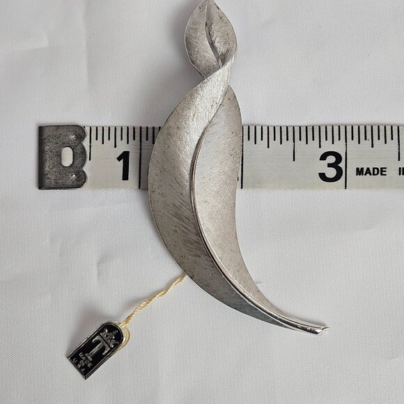 VTG Crwn Trifari Silver Leaf Brooch Pin Mid Century Modern Curved Feather Design - Picture 8 of 14